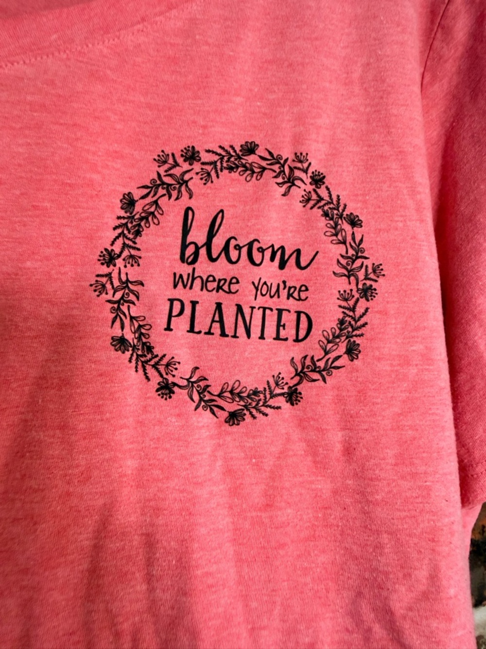 Faded Glory Heathered Coral Red V-Neck Graphic Tee (07)